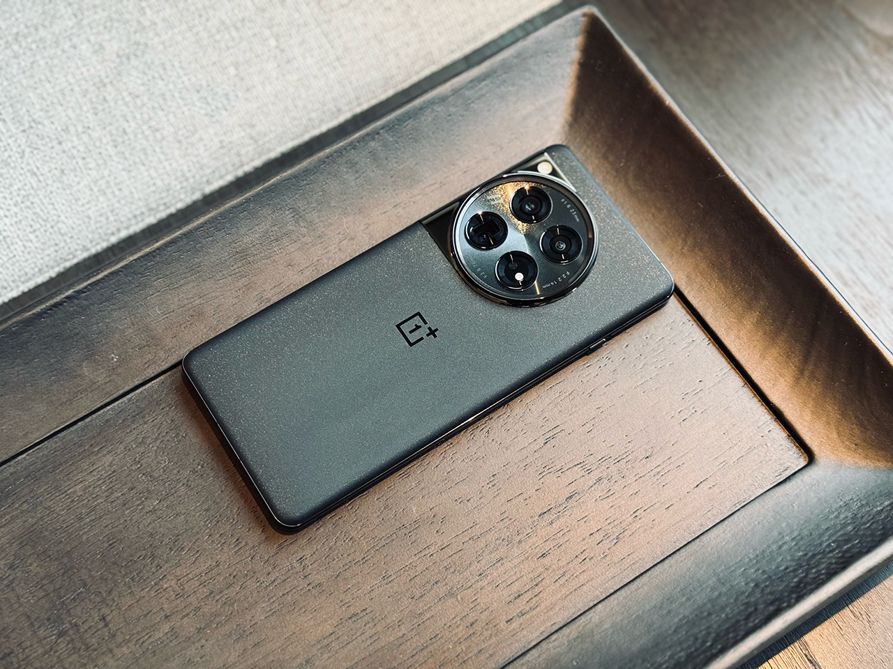 OnePlus 12 cũng nặng hơn thế hệ trước