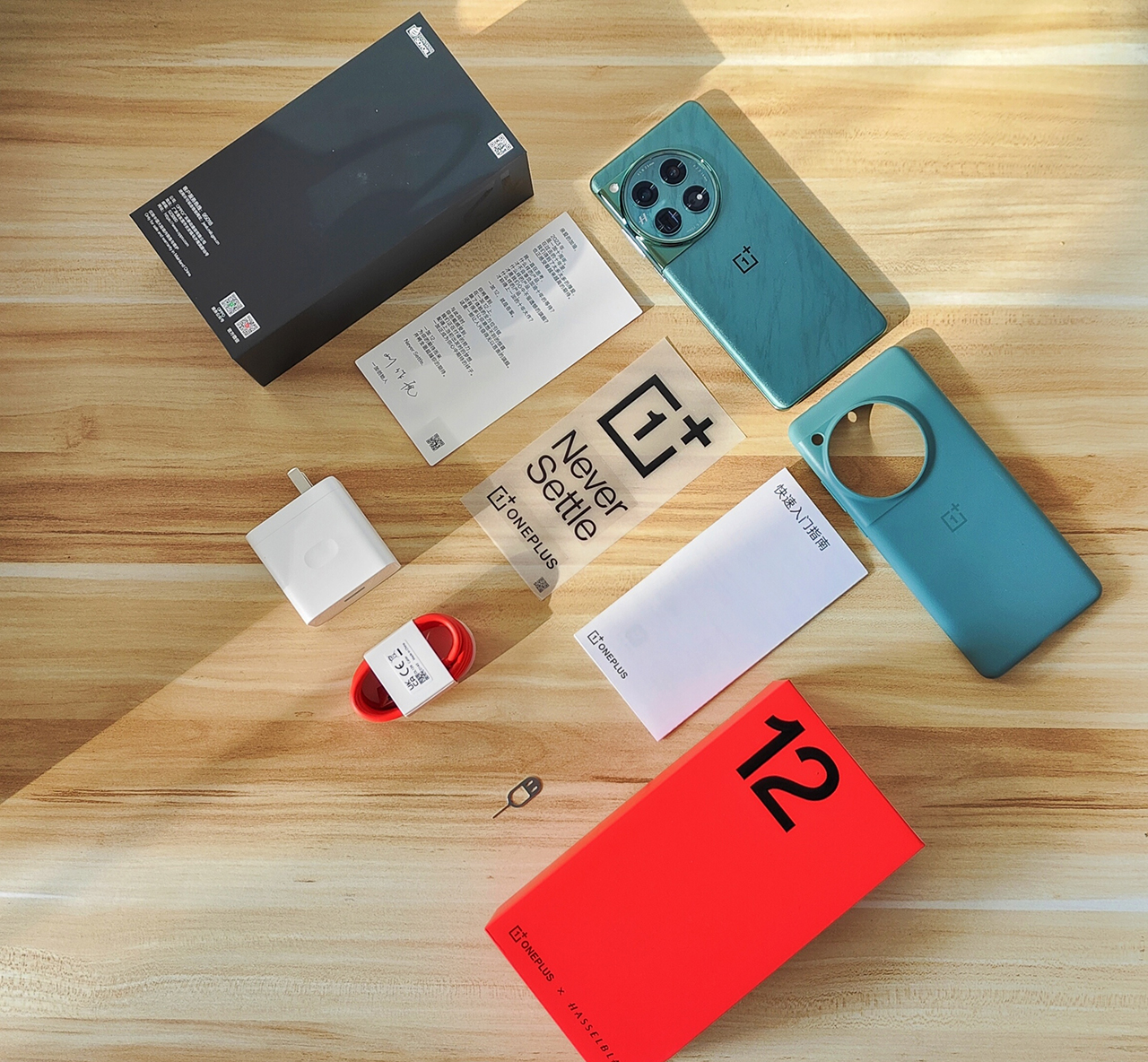 Bên trong hộp đựng OnePlus 12 chưa đầy đủ những món phụ kiện cần thiết.