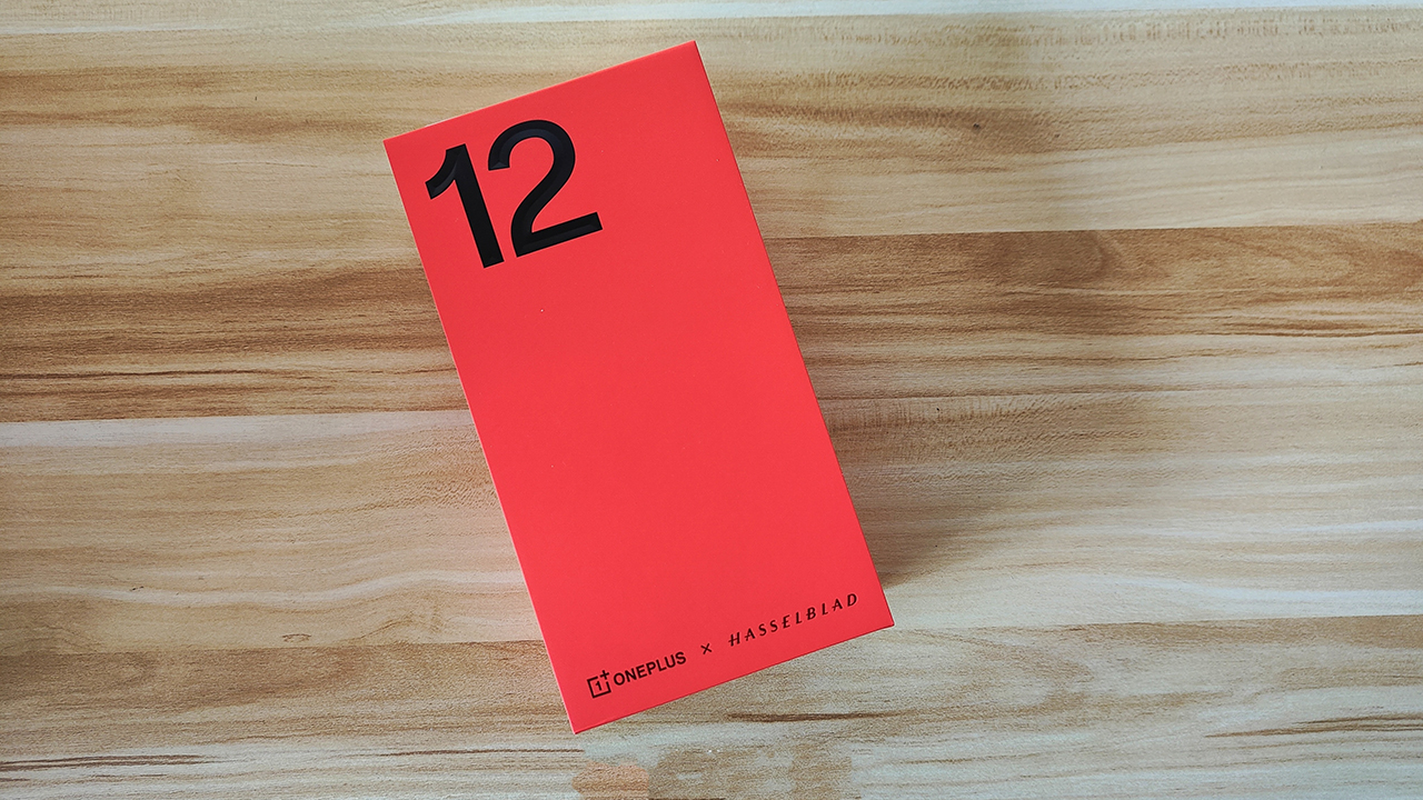 Phần hộp đựng OnePlus 12 vẫn được thiết kế tương tự thế hệ trước.