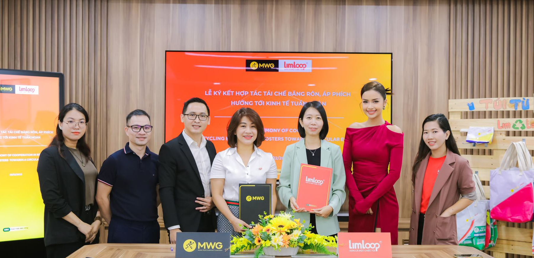 Thế Giới Di Động hợp tác tái chế băng rôn, áp phích với Limloop, hạn chế rác thải nhựa ra môi trường