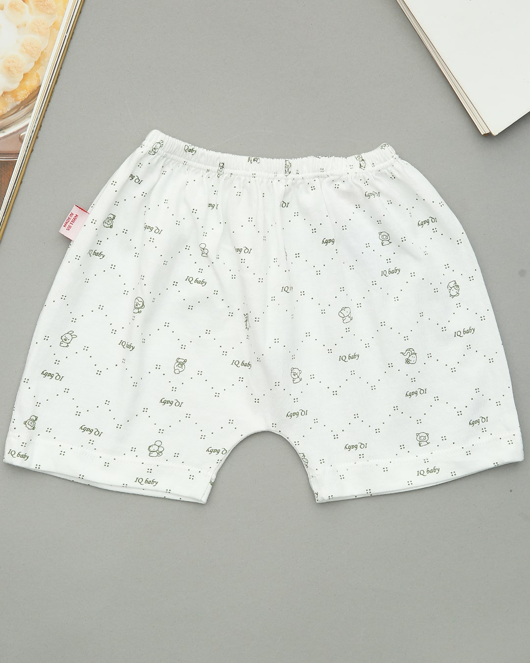 Quần ngắn cotton IQ Baby màu trắng in thú xanh