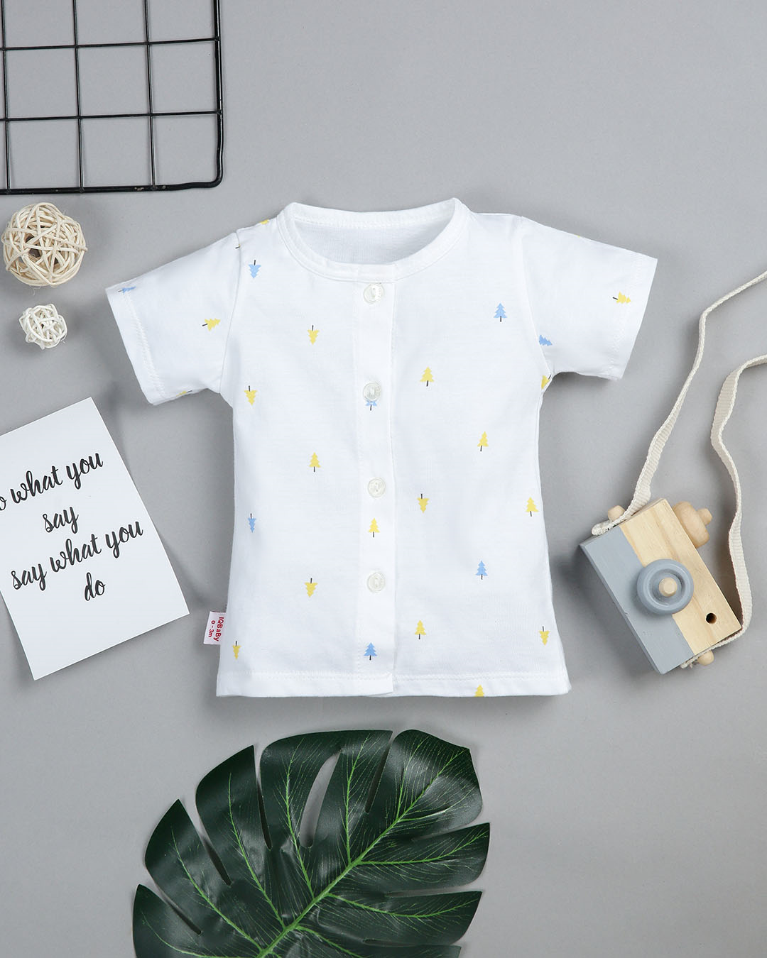 Bộ tay ngắn cotton IQ Baby màu trắng in cây thông