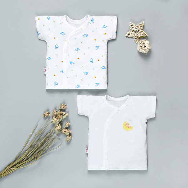 Combo 2 áo tay ngắn in cá heo xanh và em bé IQ Baby màu trắng cao cấp, an toàn cho da - AVAKids.com