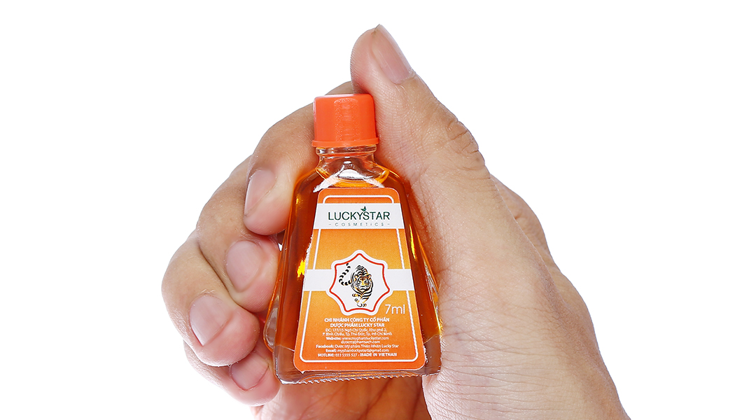 Dầu gió đỏ Lucky Star dùng giữ ấm cơ thể và xoa bóp