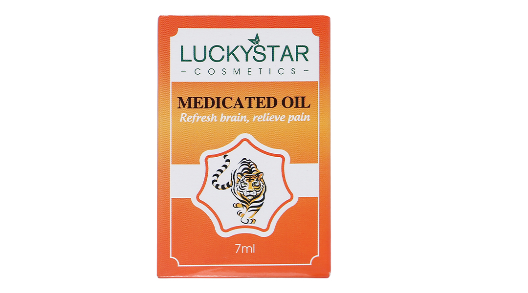 Dầu gió đỏ Lucky Star dùng giữ ấm cơ thể và xoa bóp