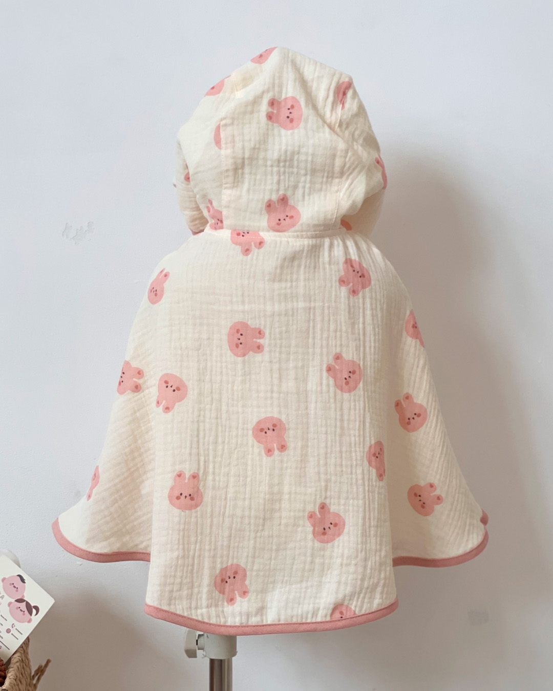 Áo choàng Bessla 6 - 24 tháng in hình thỏ hồng màu trắng