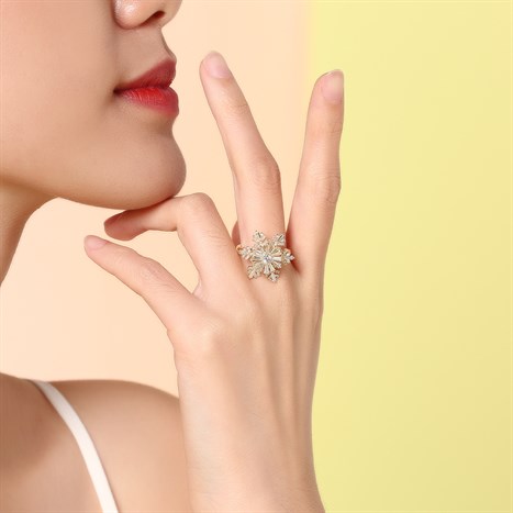 Nhẫn Hợp Kim Nữ Đính Đá AvaJi AVJ.R000627.00 Màu Vàng