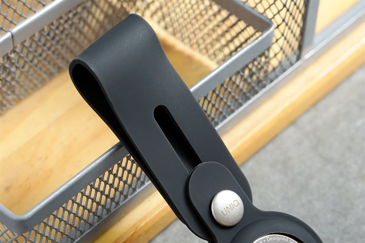 Vỏ bảo vệ AirTag UniQ Silicone Vencer Đen Màu Đen