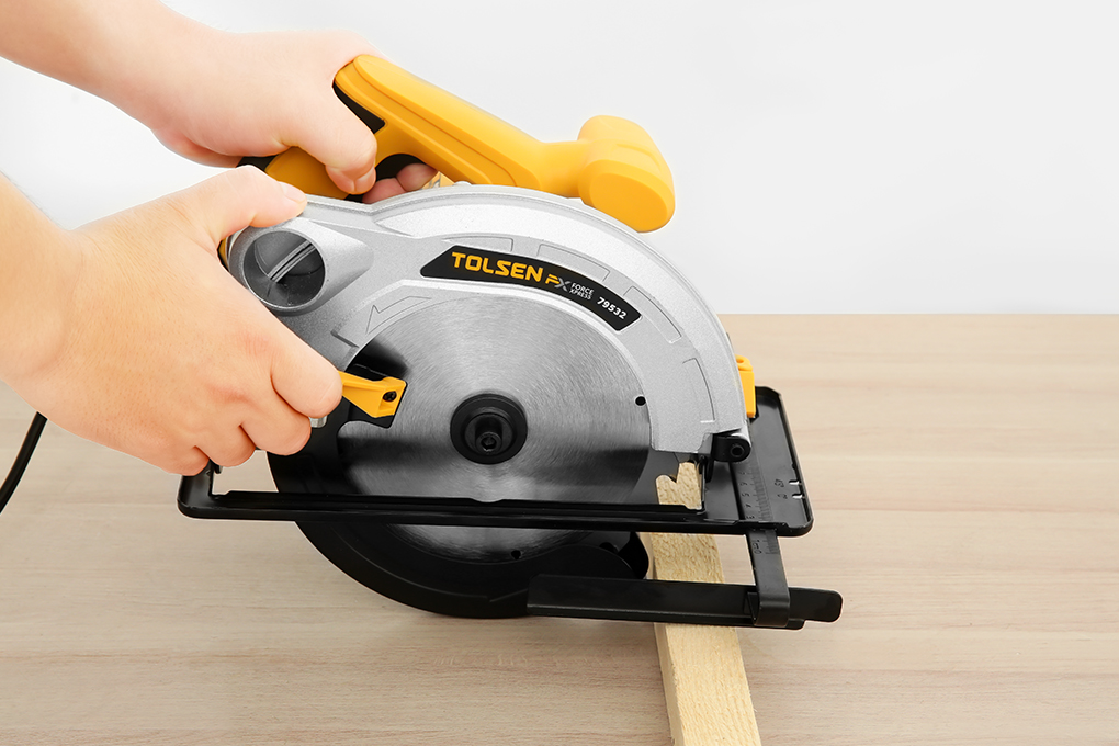Máy cắt gỗ Tolsen 79532 1300W Màu Đen - Vàng