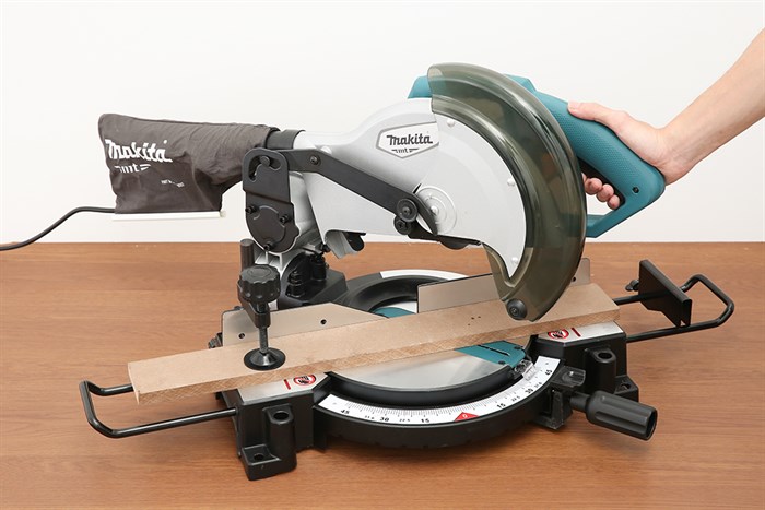 Máy cưa đa góc Makita M2300B 1500W