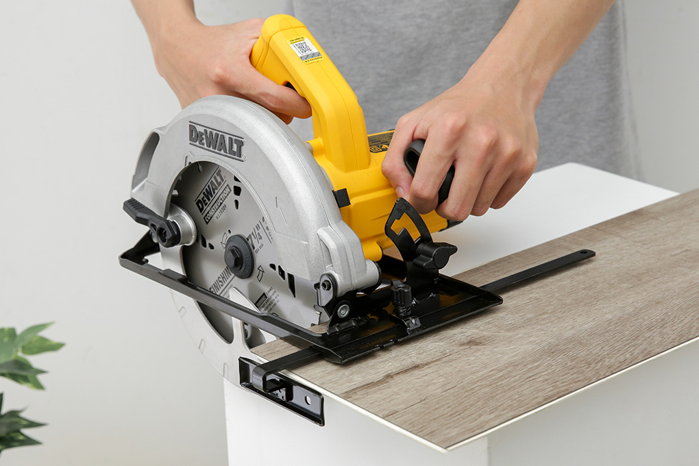 Máy cưa đĩa Dewalt DWE561-B1 1200W - 12