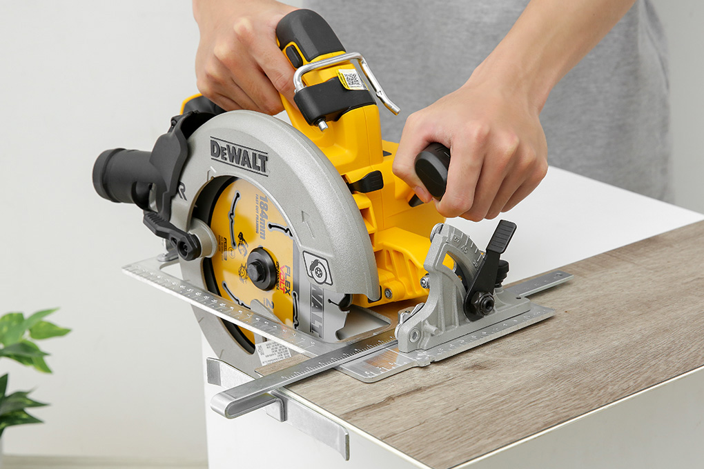 Máy cưa đĩa pin Dewalt DCS570N-KR 18V (Không kèm pin, sạc) Màu Đen - Vàng