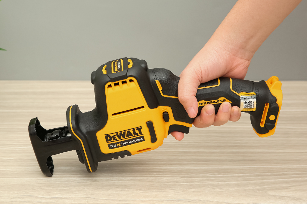 Máy cưa kiếm pin Dewalt DCS312N-KR 12V (không kèm pin, sạc) Màu Đen - Vàng