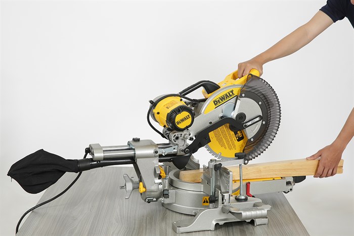 Máy cưa đa góc trượt Dewalt DWS780-KR 1675W
