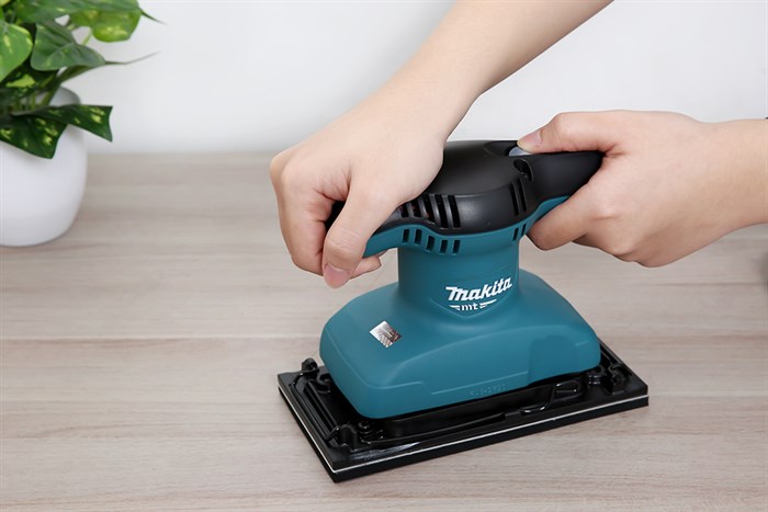 Máy chà nhám rung Makita M9201B 180W