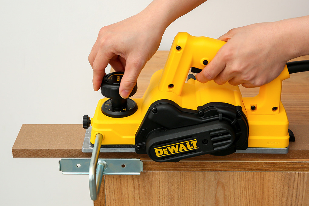 Máy bào gỗ Dewalt D26676-B1 550W Màu Đen - Vàng