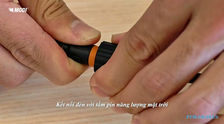 Đèn pha năng lượng mặt trời Modi MD-PT58-240-PLUS