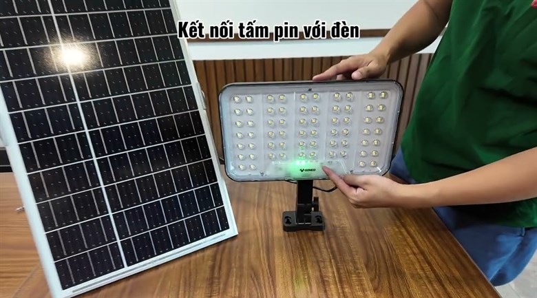 Đèn pha năng lượng mặt trời Goneo GN-C350B-AS