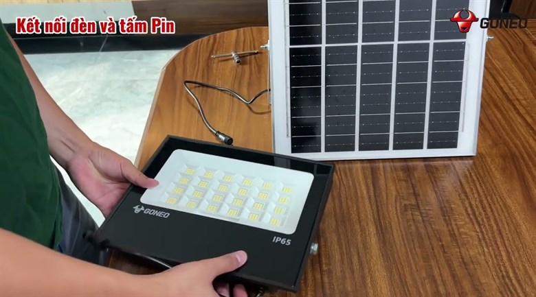 Đèn pha năng lượng mặt trời Goneo GN-C300B-AJ