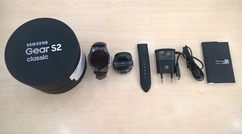 Bộ sản phẩm gồm: Hộp, Đồng hồ, Sạc, Dây đeo dự phòng