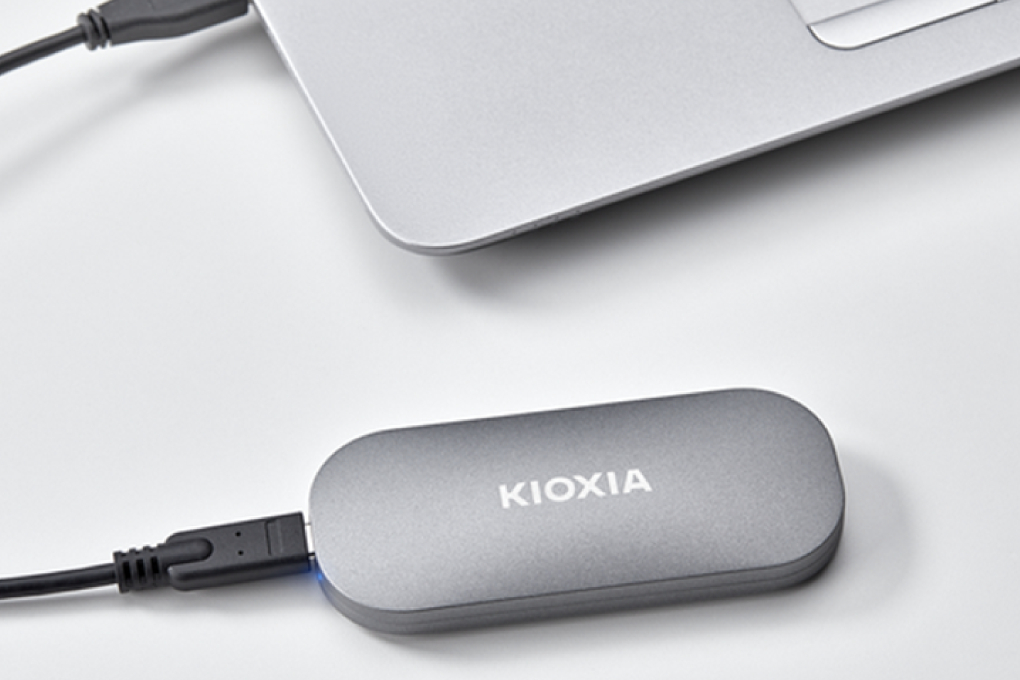 Ổ cứng SSD 500GB Kioxia Exceria Plus Portable LXD10S500GG8 Màu Bạc