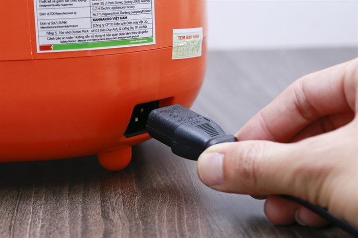 Nồi cơm nắp gài Kangaroo 1.2 lít KG826S Màu Cam