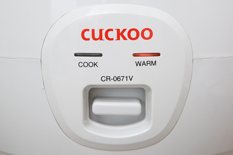 Dễ dùng - Nồi cơm nắp gài Cuckoo CR-0671V