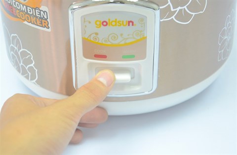 Điều khiển nút nhấn dễ sử dụng - Nồi cơm nắp gài Goldsun 1,2 lít ARC-G12MC