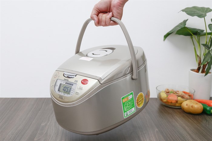 Nồi cơm cao tần Toshiba 1.8 lít RC-18RH(CG)VN Màu Nâu