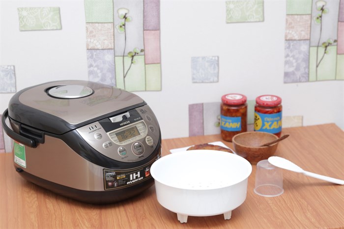 Nồi cơm điện cao tần Hitachi 1.8 lít RZ-JHE18Y Màu Nâu