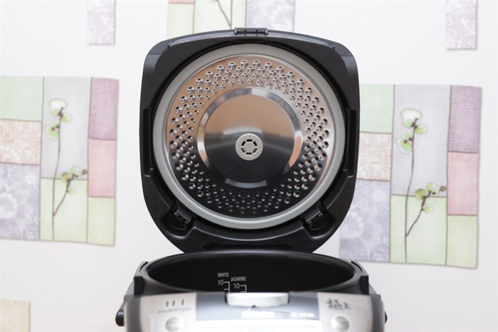 Nồi cơm điện cao tần Hitachi 1.8 lít RZ-JHE18Y Màu Nâu