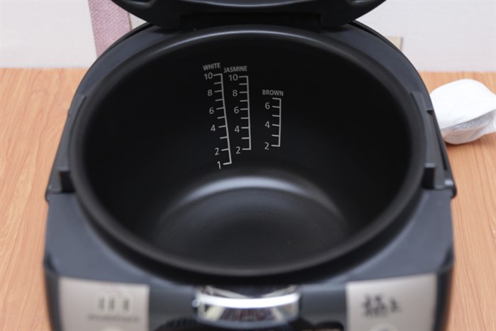 Nồi cơm điện cao tần Hitachi 1.8 lít RZ-JHE18Y Màu Nâu