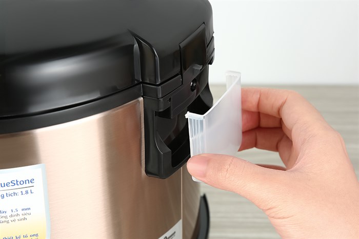 Nồi cơm nắp gài BlueStone 1.8 lít RCB-5520 Màu Vàng đồng