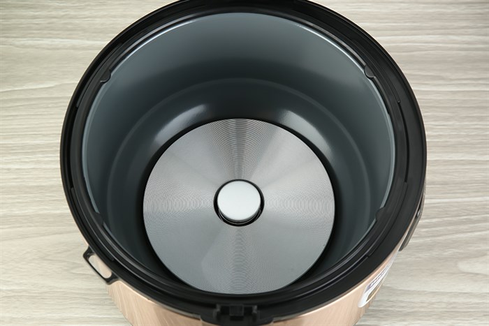 Nồi cơm nắp gài BlueStone 1.8 lít RCB-5520 Màu Vàng đồng