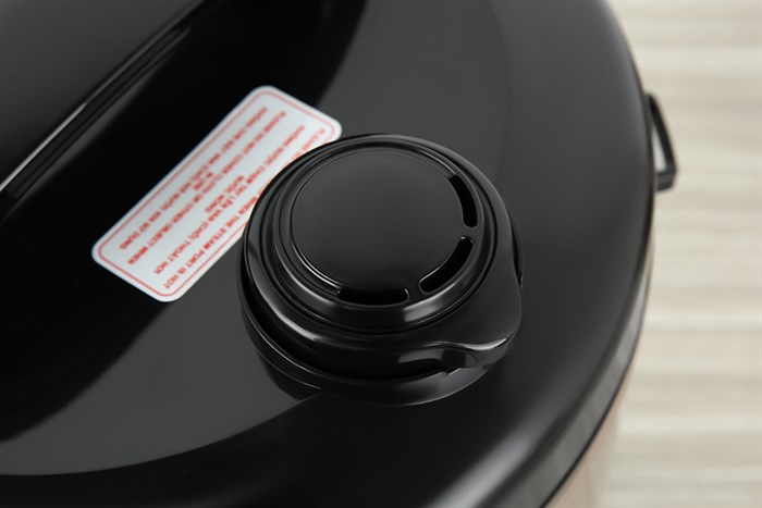 Nồi cơm nắp gài BlueStone 1.8 lít RCB-5520 Màu Vàng đồng