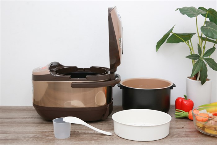 Nồi cơm điện tử Bluestone 1.8 lít RCB-5936 Màu Nâu