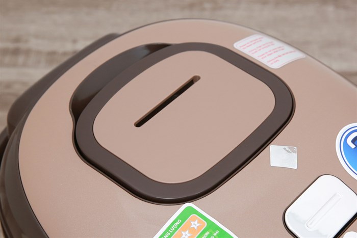 Nồi cơm điện tử Bluestone 1.8 lít RCB-5936 Màu Nâu