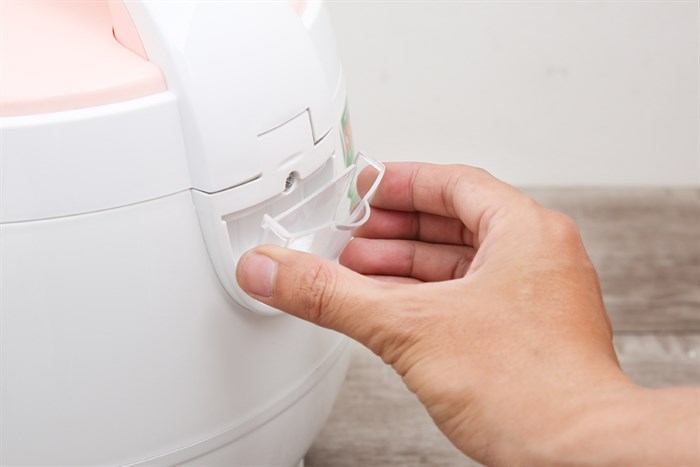 Nồi cơm nắp gài Sunhouse 1.8 lít SHD8607W Màu Trắng - Hồng