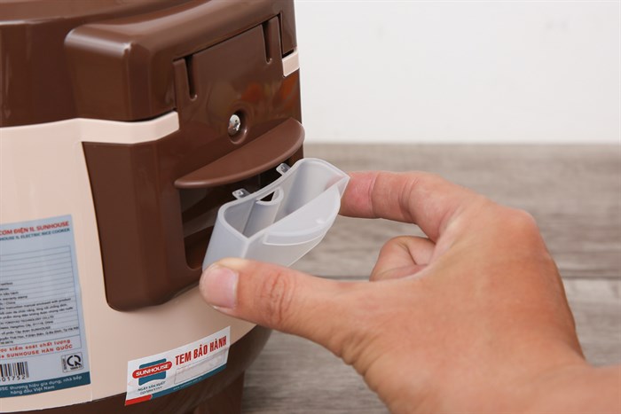 Nồi cơm nắp gài Sunhouse 1 lít SHD8208C Màu Cà phê