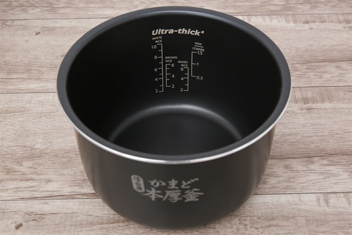 Nồi cơm điện tử Toshiba 1.8 lít RC-18DR1NV Màu Đen - Vàng đồng