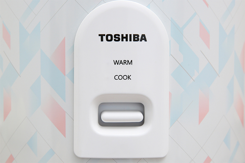 Nút nhấn đơn giản dễ dùng - Nồi cơm điện 1 lít Toshiba RC-10JH1NV(P)