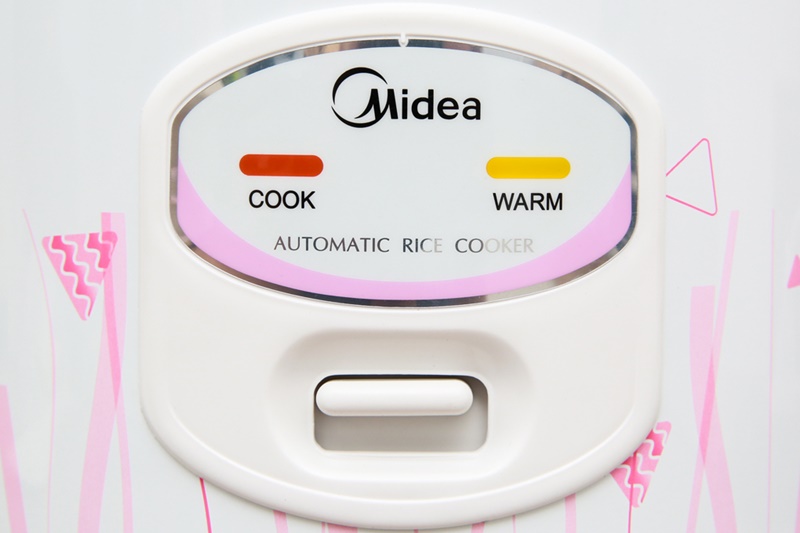 Điều khiển nút gạt dễ dàng - Nồi cơm nắp gài Midea 1.5 lít MR-CM1533