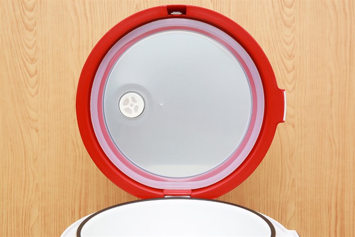 Nồi cơm nắp gài Kangaroo 1.8 lít KG835 Màu Trắng - Đỏ