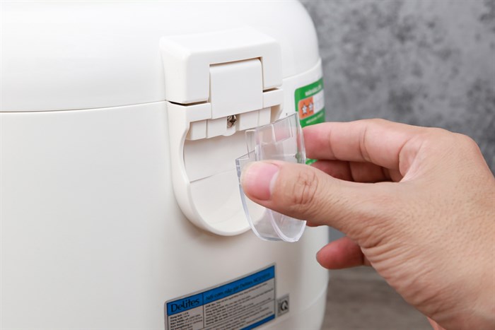 Nồi cơm nắp gài Delites 1.8 lít NCG1010 Màu Trắng