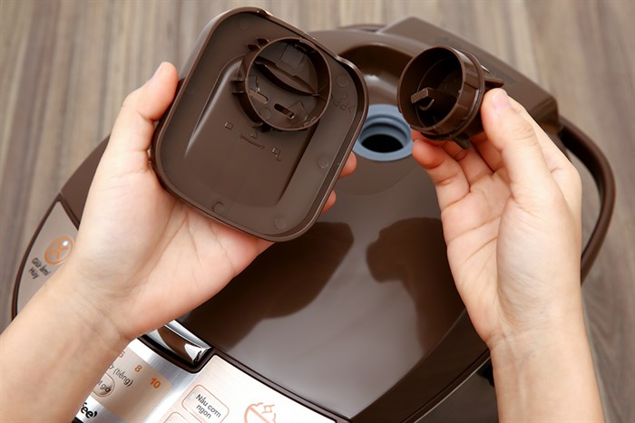 Nồi cơm điện tử Comfee 1.8 lít CR-FD1820C Màu Nâu