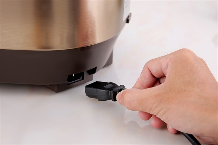 Nồi cơm cao tần BlueStone 1.5 lít RCB-5988 Màu Đen - Vàng đồng