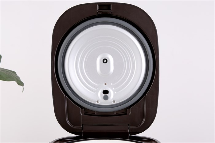 Nồi cơm cao tần BlueStone 1.5 lít RCB-5988 Màu Đen - Vàng đồng