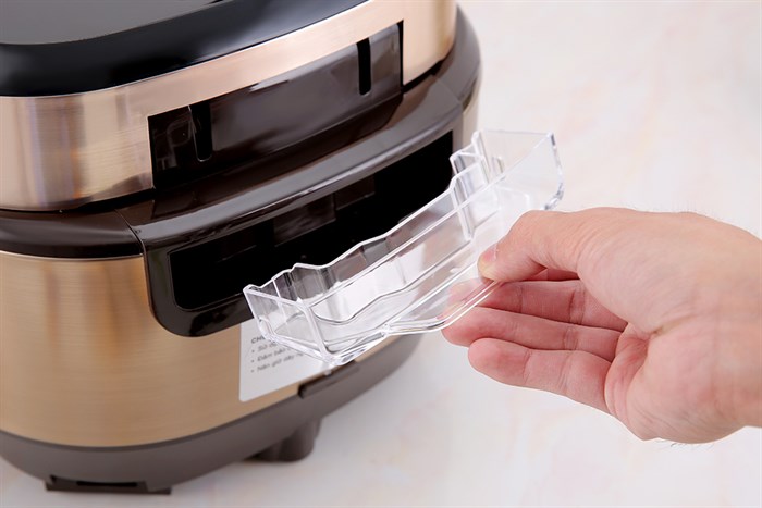 Nồi cơm cao tần BlueStone 1.5 lít RCB-5988 Màu Đen - Vàng đồng