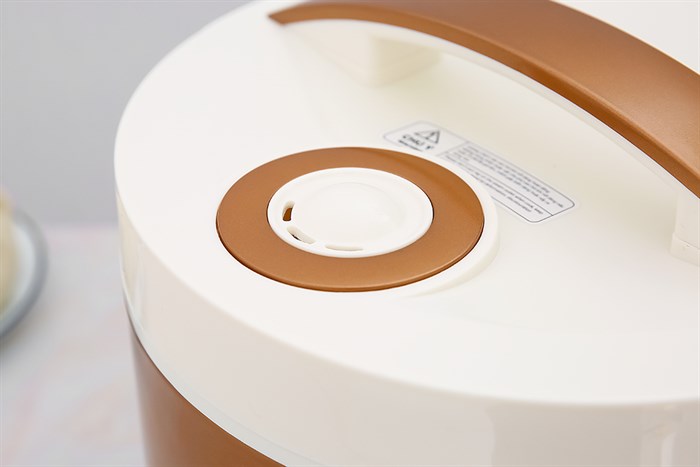 Nồi cơm nắp gài Kangaroo 2.2 lít KG572 Màu Vàng đồng