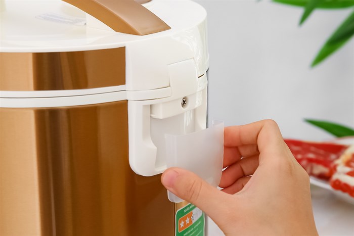 Nồi cơm nắp gài Kangaroo 2.2 lít KG572 Màu Vàng đồng